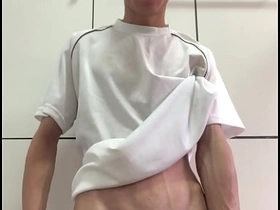 大屌哥炫耀勃起巨根 korean bear gay porn