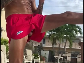 鸡巴意外从短裤里弹出 japanese gay porn kiss