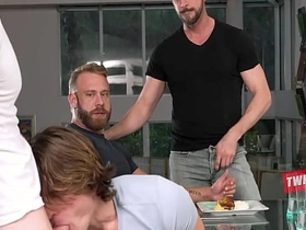 欢乐团聚引发嫩男继子互换 asian gay xxx sex videos