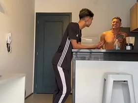 训练时认识的猛男被我骑在身下 gay alluring chinese porn