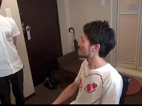 亚裔 well-pleased 被假阳具插屁眼后挨操 free young chinese gay male porn