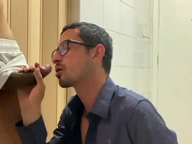 干到兴起把受的衣服撕烂，他穿着内裤跑了 gay chinese throat fellow-feeling a amour porn