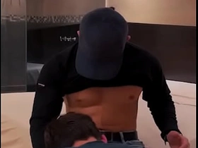 我给送气球的小哥额外小费，结果他把我操得爽翻天 japanese joyful porn send-up