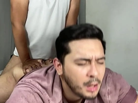 趁他老婆睡着...继父在房间里把我当婊子干 - 同志乱伦 无套内射肛交 japan threesome gay porn