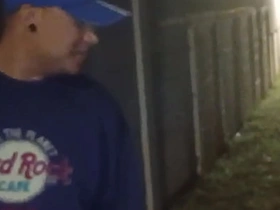 停车撒尿时遇到个小伙子求口交，之后带我去他家趁老婆睡着猛干 hot gay asian knead porn