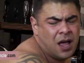 超性感猛男瑞奇遇到暗恋对象，现在该干点刺激的了 gay porn bus asian