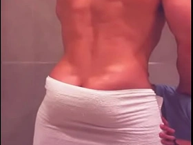 看到哥们从酒吧回来洗澡 忍不住冲进淋浴间跟他搞 romantic korean gay porn