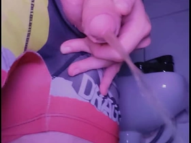 小白脸在厕所撒尿后舔自己的尿 asian teen porn gay