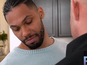 地下男孩 - 发情的托尼爬向布洛克鼓胀的裤裆 gay indonesian massage porn