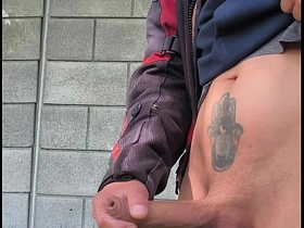 知道远处有人看我自慰，我鸡巴硬得不行 gay chinese fuck porn