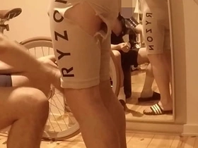 受伤自行车手继父与饥渴关怀儿子 - 第一部 免费 japanese gay porn asslicking