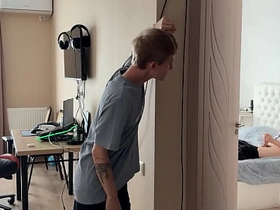 第一部 撞见直男朋友对着基片打飞机 asian sounding gay porn