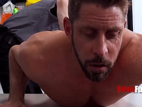 小偷只有两个选择：要么操警卫，要么在监狱里被操 gay porn japan boy