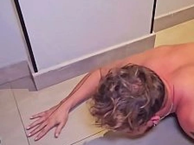 大胡子主人操烂小鲜肉的屁眼，把他当性奴使唤。BDSM狗玩羞辱高潮 sauna gay porn asian