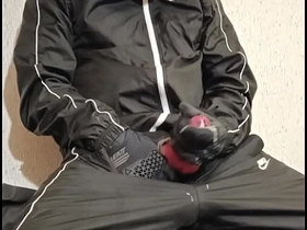 穿运动裤的骚年发情了 gay indonesia terbaru porn