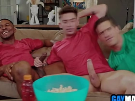 足球粉被黑白基友轮着用 porn gay taiwanese