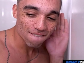 家庭嫩肉 - 看我朋友和他继父搞 asian gay daddy sex videos