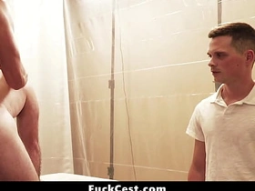 那男人毫不掩饰他青筋暴起的勃起鸡巴 - 乱伦性交 asian gay boys orchestrate sex videos