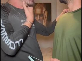 朋友看到我手机相册里的屌照非要看实物 结果忍不住直接口了起来 gay porn anime chinese