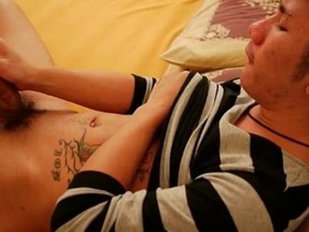 亚洲基佬在床上撸鸡巴 japanese sex happy-go-lucky porn