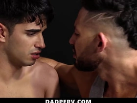 继子让继父抚弄他的鸡巴 任由其掌控 - 老爸变态 asian lad models gay porn