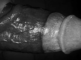 抹油的发情男人呻吟着撸他的大黑屌 singapore gay porn tumblr