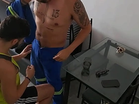 维修工来查网线却把鸡巴插进来 chinese man massage jubilant porn