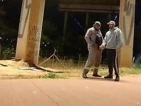 摩托车手VS打工仔 撒完尿转身就求口交 hot vietnam gay porn