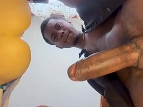 老爹边吐口水边用飞机杯撸他那根大屌，最后射了 gay porn asian big dick