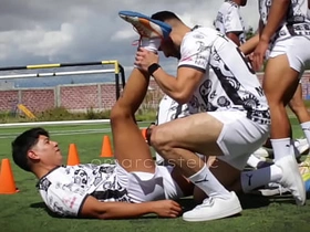 第一次无套群P和足球队友训练后乱搞 chinese african gay men porn