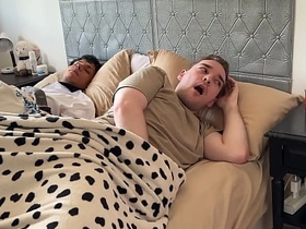 别出声，别让你继兄发现！- 与大鸡巴纹身拉丁小鲜肉3P korean drama gay porn