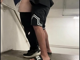 楼道贱货求楼梯间挨操，老子如她所愿狠狠干了 prickling chinese men gay porn