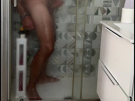 被抓到在淋浴时打飞机 射精猛烈 真实高潮 —— 被偷窥 gay porn asian X