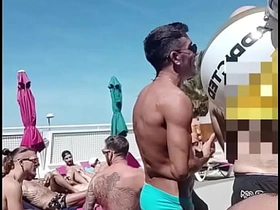 泳池边的口交盛宴：我的鸡巴是2025 Grabbys周末的主角！ asian gay new sex videos free download