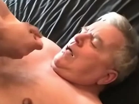 年轻亚裔射精在老爹脸上 gay chinese porn relieve oneself