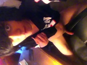 嫩0用光滑鸡巴磨椅子 隔着涤纶T恤手淫 jubilant porn japanese scat