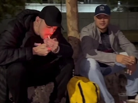 哥们在球场喝酒结果搞起基来，突然冒出个流浪汉让一切更有意思了 asian hold to porn detached