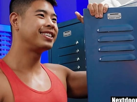 亚裔肌肉男被大屌朋友猛干 gay chinese muscle porn