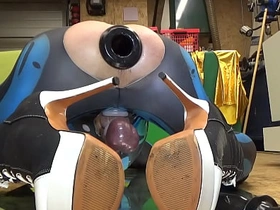 Extremeslut66 戴着隧道塞放屁，同时往屁眼里塞一根长假阳具 gay porn korean dildo