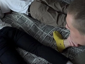 瘦仔带朋友来家玩——趁他们打游戏时，他和继父把他们全干了 porn gay chinese asian