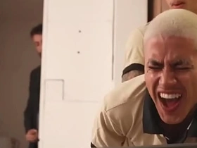 我在办公室搞同事被老板监控看到，这骚货忍不住加入了——免费看 asian virgin gay porn