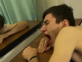 可爱摔跤少年训练时发情，直接在地板上开干——最后射进对方嘴里 chinese karaoke gay porn